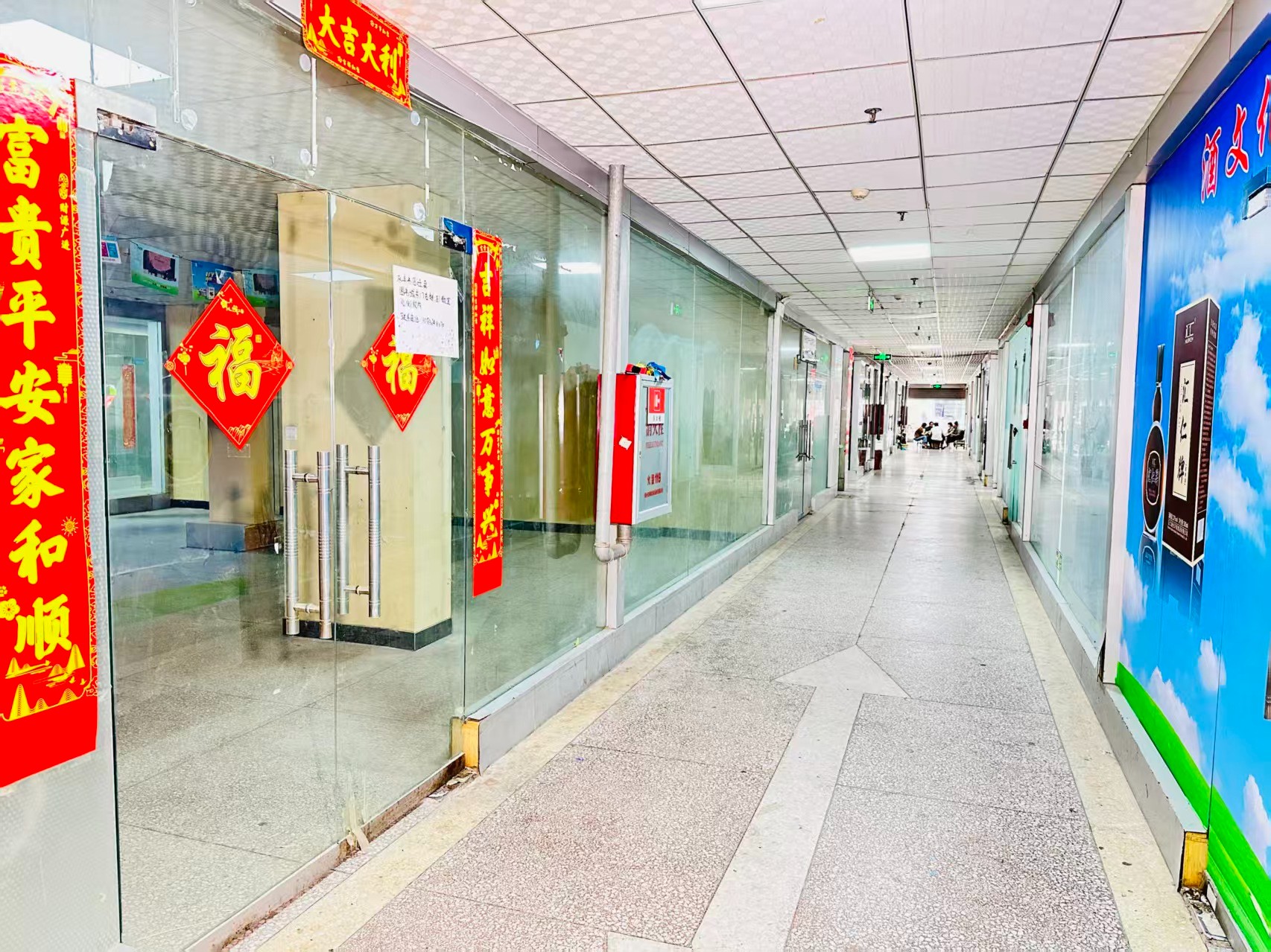 中弘卓越新天地园区位于洛阳市老城区春都路商贸核心区域，周边商业氛围成熟，交通便利，配套完善。依托传统副食品商贸资源，园区具备良好的经营基础和人气优势，是企业办公、商品展示、批发零售及创业发展的理想选择。