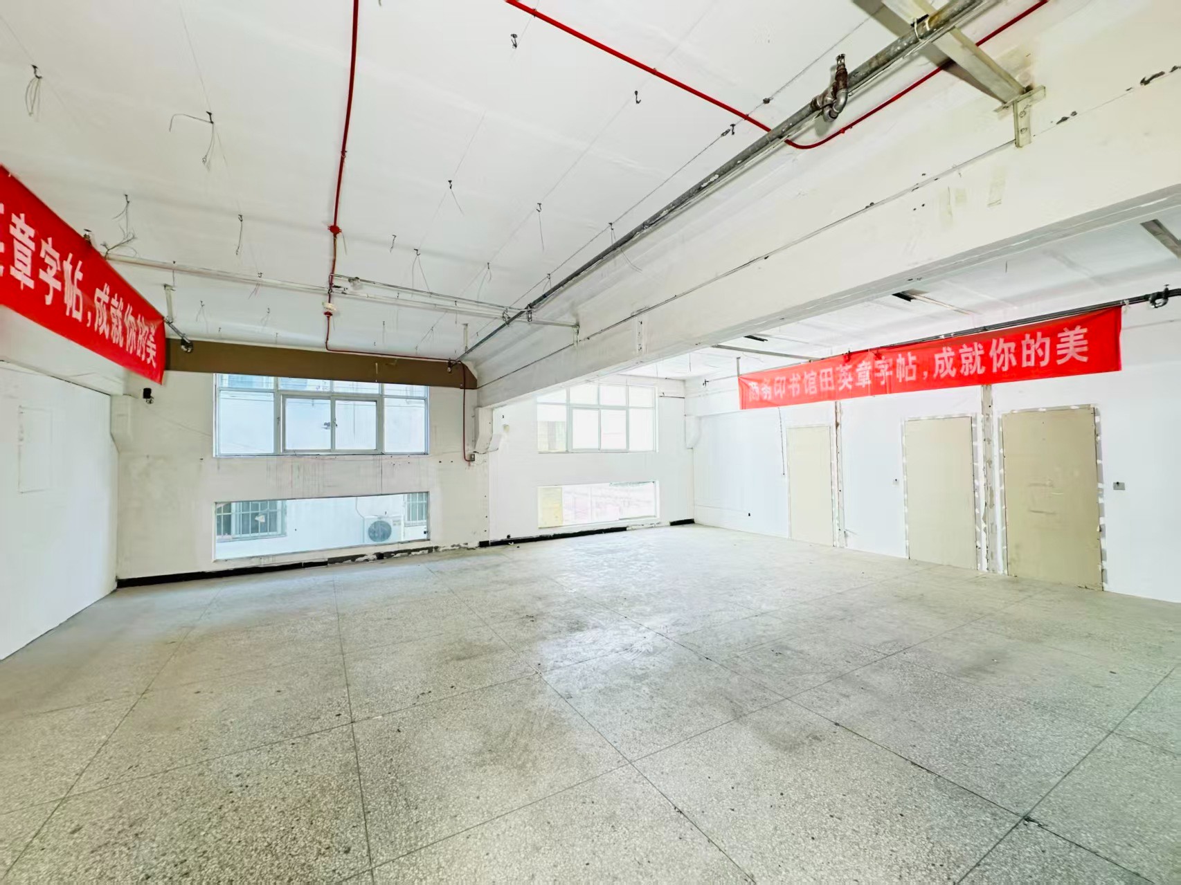 中弘卓越新天地重点吸引人工智能应用、数字经济、电商直播、智能制造服务、软件开发、科技创新企业及创业团队入驻